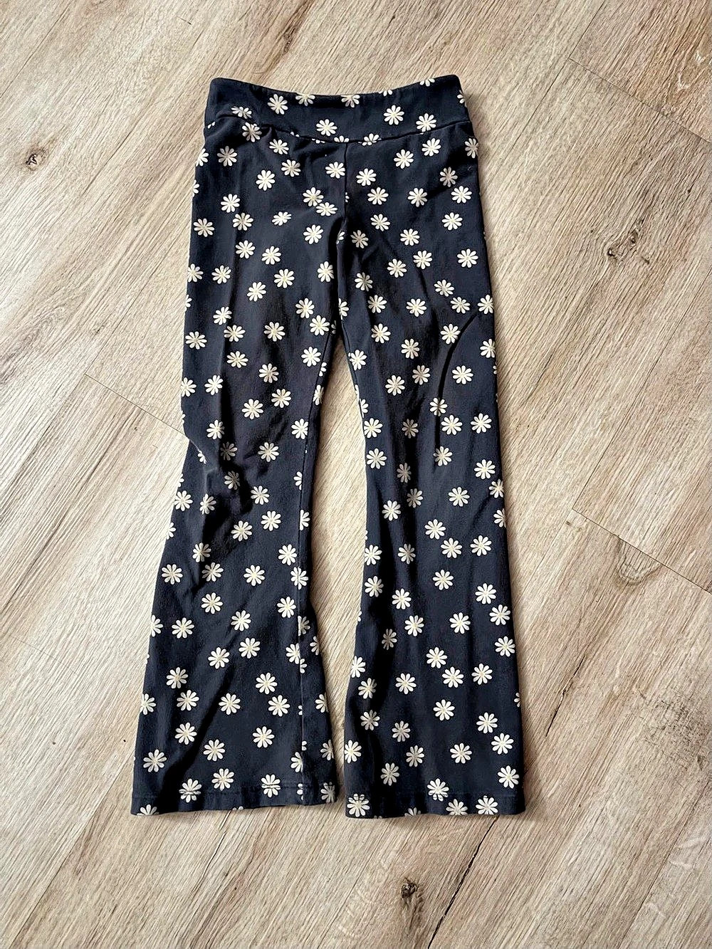 Cat & Jack Daisy Print Flare Leggings in Black & White Medium